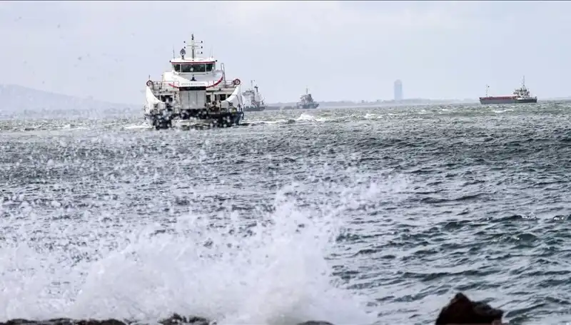 İzmir'de Fırtına Nedeniyla Vapur Seferleri İptal Mi Edildi?
