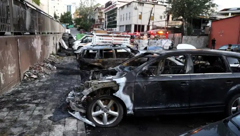 Sanayi Alanında Patlayan Yangın, Tamir Uğruna Bekleyen Araçları Alevlere Gömdü