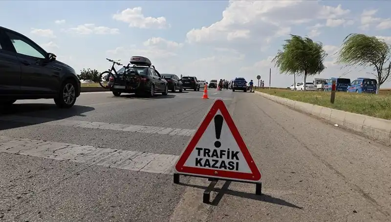 Adana'da Feci Kaza: Kamyon ve Otomobil Çarpışması Hayatları Değiştirdi