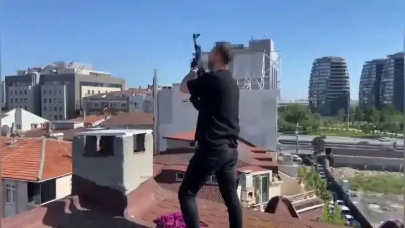 İstanbul'da Dram: Çatıya Kaçan Şüphelilerden Bacadan AK-47 Çıktı