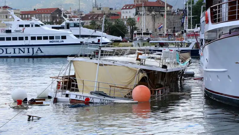 Hırvatistan’da Şiddetli Yağış ve Fırtına: Feribot Bir Gemiye Çarptı ve Battı