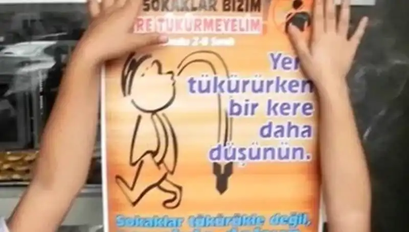 Yere Tükürdüğü İçin Cezalandırılan Genç, Tartışmaları Beraberinde Getirdi