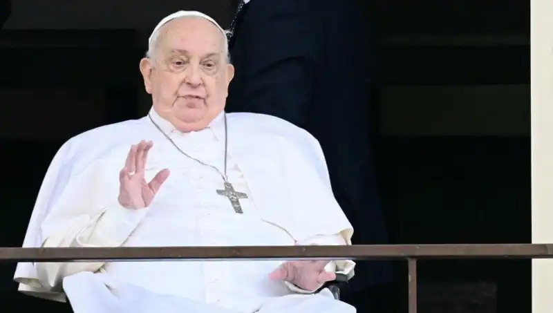 Papa Francis Hastane Çıkışında İlk Kez Görüntülendi: Neler Yaşandı?