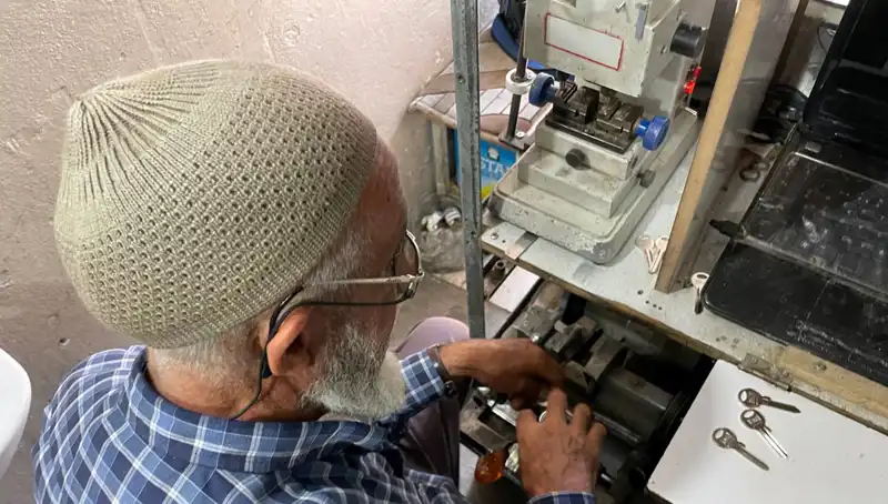 28 Yılda 4 Metrekarelik Dükkanında Hayallerini Gerçekleştiren Özgün Bir Yüz