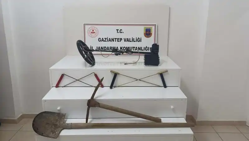 Definecilere Suçüstü: Kaçak Kazı Yapan İki Kişi Gözaltında!