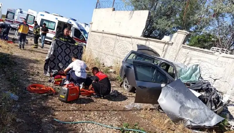 Lastiği Patlayan Araç İstinat Duvarına Çarptı: Çağrıcı Kaza Sonrası 1 Ölü, 6 Yaralı