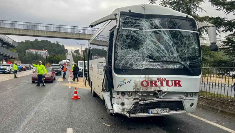 Uşak'ta İki İşçi Servisi Çarpıştı: Yaralı Sayısı Arttı