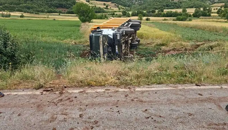 Tokat'ta Üzücü Kaza: Devrilen Kamyonun Şoförü Hayatını Kaybetti