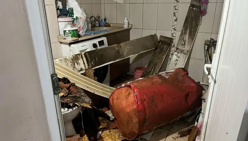 Ege Bölgesi'nde Fırtına Ağaçları ve Caddeyi Beyaza Bürüdü