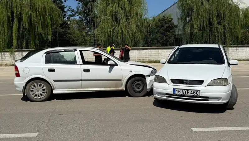 İki Otomobilin Çarpışması Sonucu 2 Kişi Yaralandı: Kaza Anının Ayrıntıları