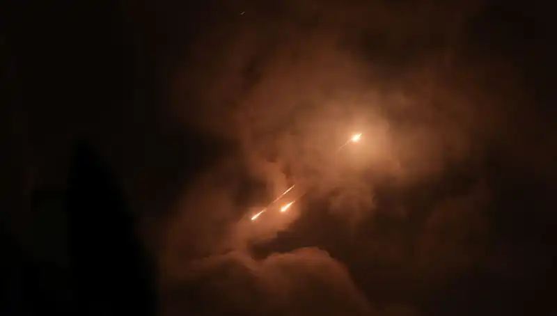 İran'ın Gece Saldırı Stratejisi: Füzelerin Fırlatma Zamanları Neden Önemli?