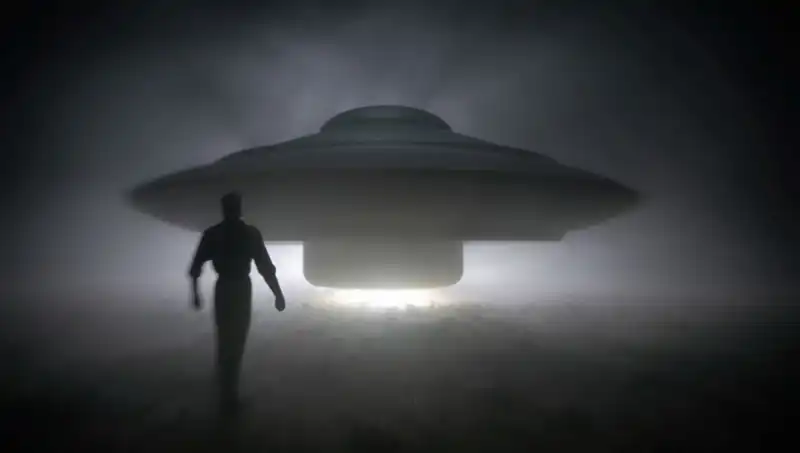 UFO Uzmanı Çarpıcı Açıklamada Bulundu: "Uzaylılar Masum İnsanları Hedef Alıyor"