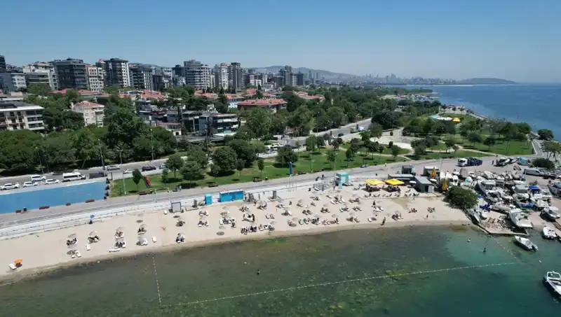 İstanbul’da Sıcak Hava Dalgası: Caddebostan Sahili Yerli ve Yabancı Akınını Karşılıyor!
