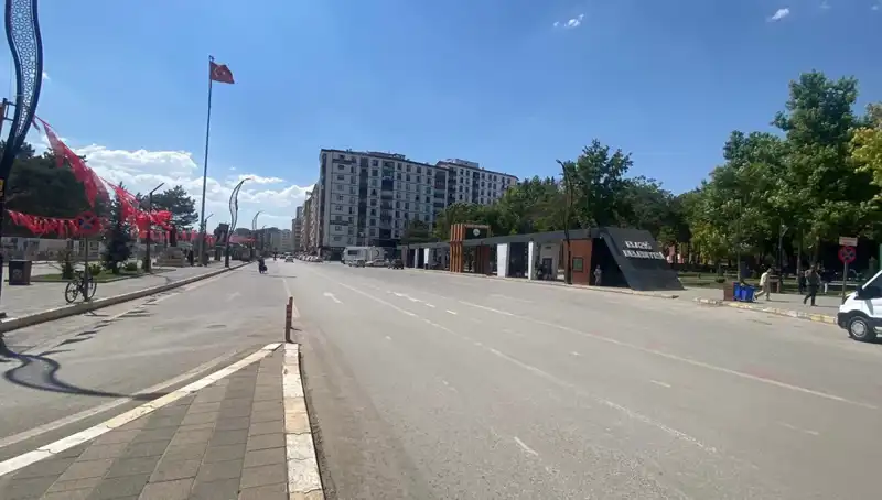 Elazığ'da Sokaklar Boş, Şehir Sakinliğin Tadını Çıkarıyor