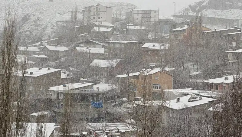 Hakkari'de Nisan Ayında Beklenmedik Karlı Manzaralar