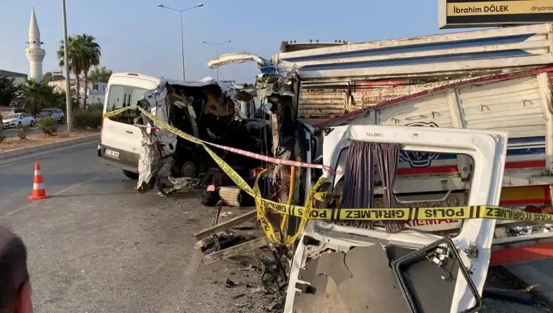 Mersin Tatil Yolunda Feci Kaza: İki Can Gitti, 10 Kişi Yaralı